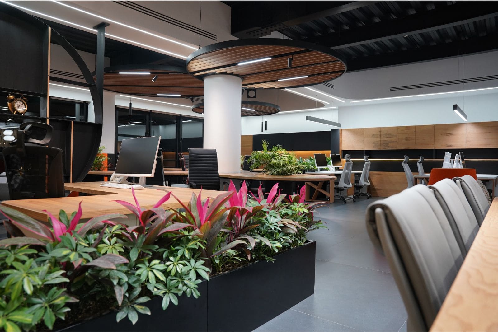 Charisma-open-office-workstation-interior-photo